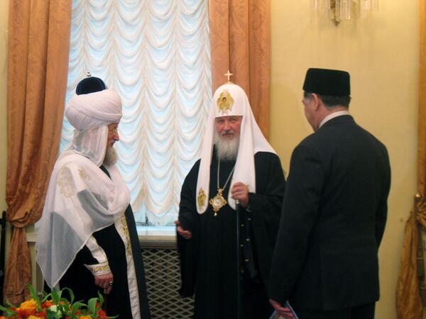 Патриарх вручил муфтию Таджутддину орден РПЦ