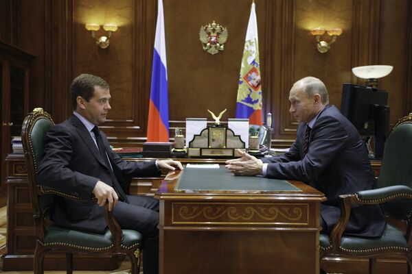 Медведев и Путин обсудили реализацию послания президента парламенту