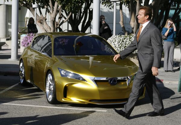 Губернатор Калифорнии Арнольд Шварценеггер во время осмотра гибридных автомобилей в Лос-Анджелесе