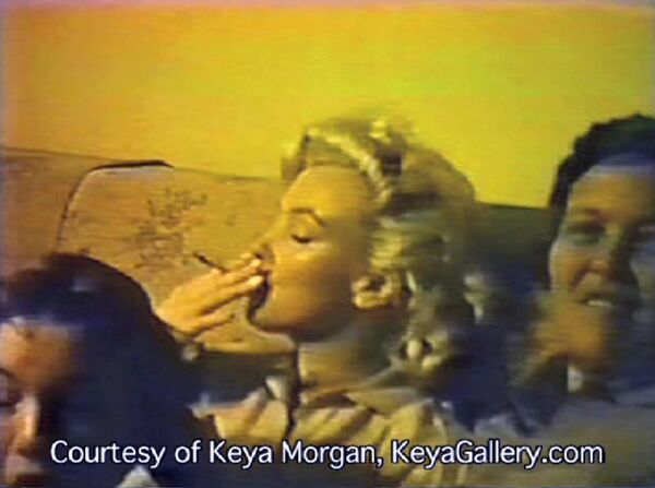 Любительская киносъемка, снятая около 50 лет назад, где икона Голливуда Мэрилин Монро курит марихуану