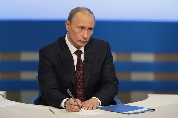 Премьер-министр РФ Владимир Путин отвечает на вопросы россиян в прямом эфире. Архив