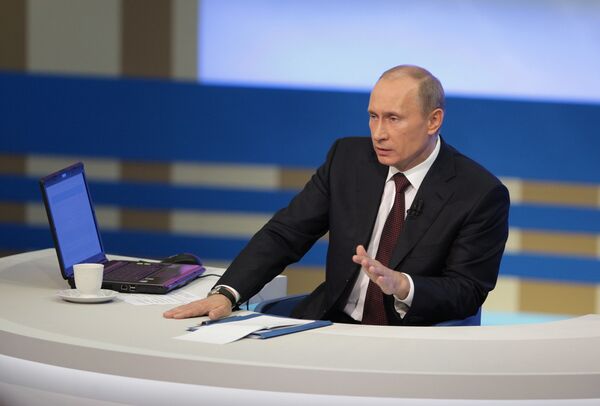Премьер-министр РФ Владимир Путин отвечает на вопросы россиян в прямом эфире. Архив