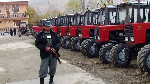 Тракторы Беларусь, которые министерство по борьбе с наркотиками передало в кресьянские кооперативы провинции Баглан