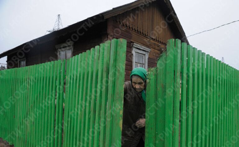 Пенсионерке Елене Голубевой установили новый забор