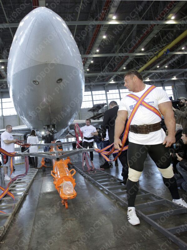 Попытка установки мирового рекорда в перемещении самолета Ил-86 в аэропорту Внуково