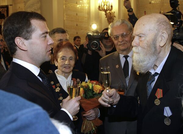 Президент РФ Д.Медведев наградил ветеранов юбилейными медалями. архив