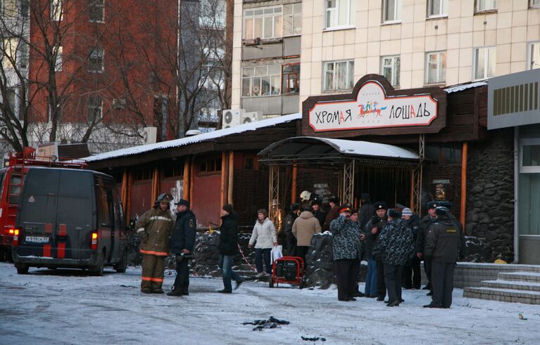 Утром около кафе-клуба Хромая лошадь