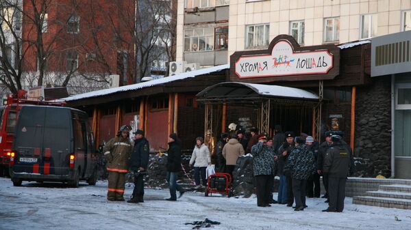 У сгоревшего кафе Хромая лошадь в Перми