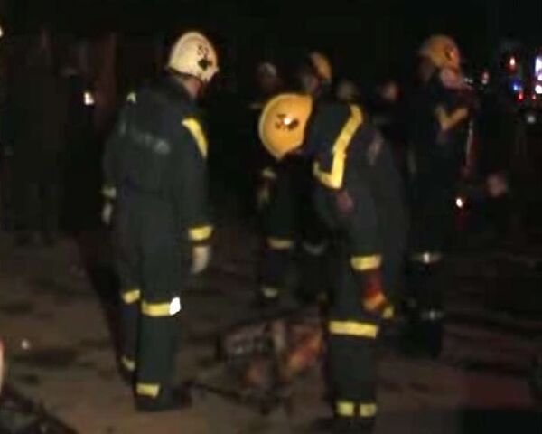 Спасатели выносят погибших из сгоревшего кафе в Перми. Видео МЧС