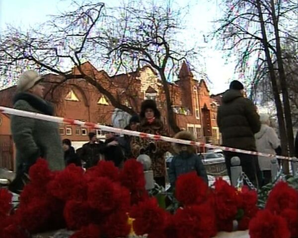 Горожане приносят цветы на место гибели людей в Перми 