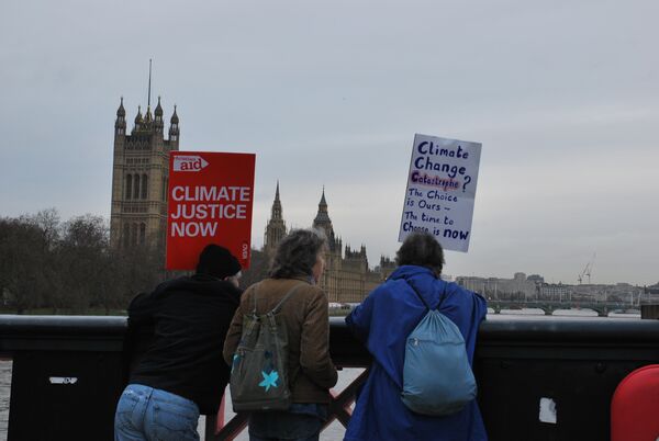 Более 20 тысяч активистов британских экологических организаций и движений прошли в субботу по улицам Лондона