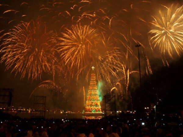 Самая большая в мире плавучая рождественская елка зажгла огни в Рио
