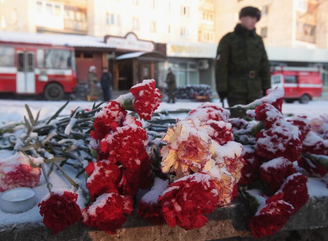 Жители Перми почтили память погибших при пожаре в ночном клубе Хромая лошадь в Перми