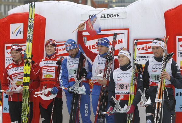 Российские лыжники (в центре) на пьедестале почета