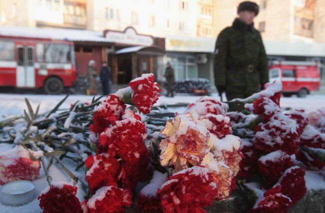 Жители Перми почтили память погибших при пожаре в ночном клубе Хромая лошадь в Перми