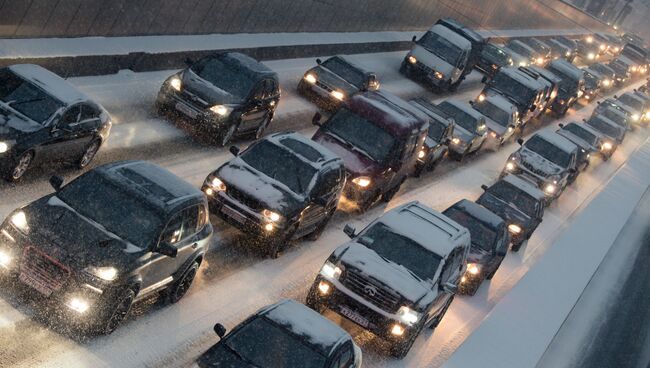 Снегопад осложнил движение в Москве