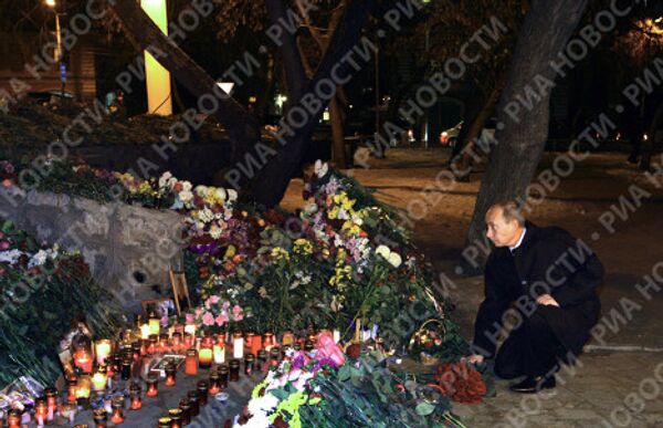Председатель Правительства РФ В.Путин возложил цветы возле ночного клуба