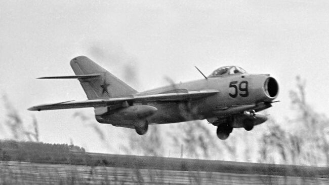 Самолет МиГ-17 взлетает с аэродрома Самолет МиГ-17 взлетает с аэродрома