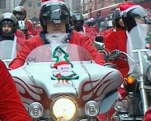 Сотни байкеров устроили мотопарад в костюмах Санта Клаусов