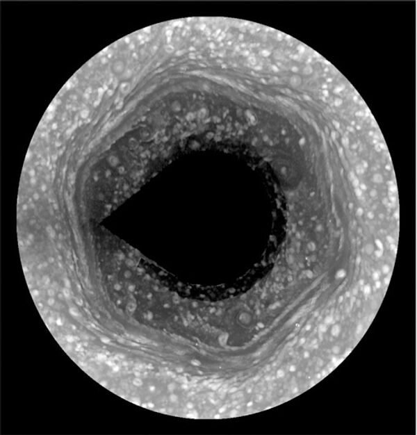 Кассини разглядел таинственный шестиугольник на макушке Сатурна