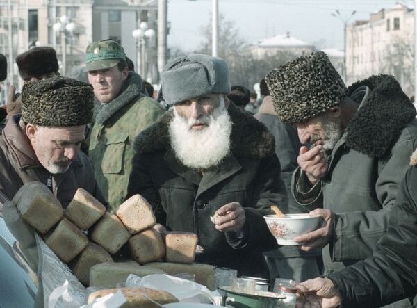 Жители Чечни получают хлеб и другие продукты питания. Архив