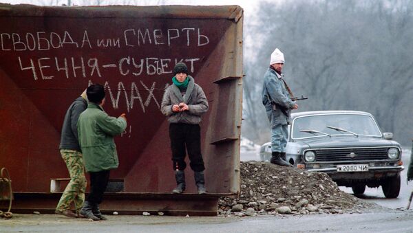 Жители Грозного на одной из улиц города. Архивное фото