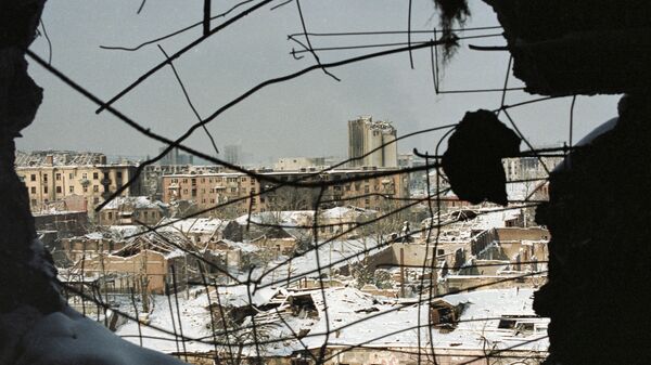 Вид на разрушенный город Грозный в 1990-х годах