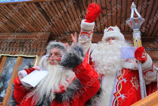 Встреча российского Деда Мороза и норвежского Юлениссена в усадьбе в Кузьминках