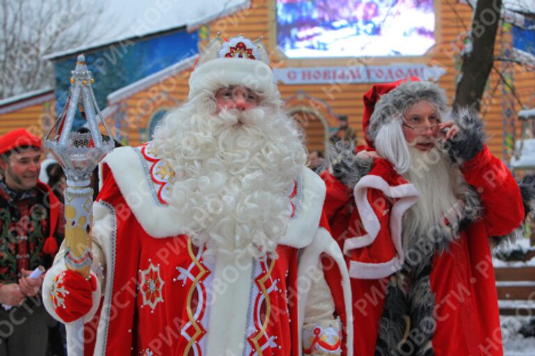 Встреча российского Деда Мороза и норвежского Юлениссена в усадьбе в Кузьминках