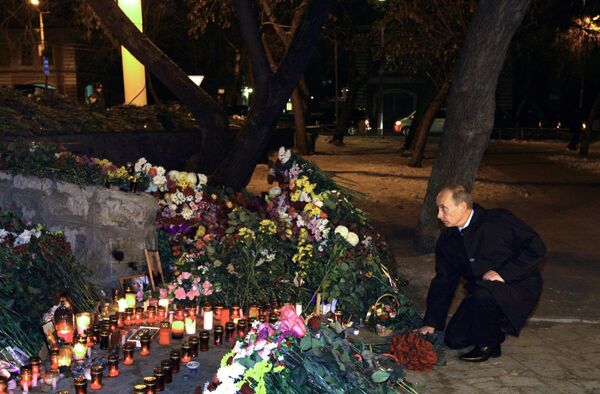 Председатель Правительства РФ В.Путин возложил цветы возле ночного клуба