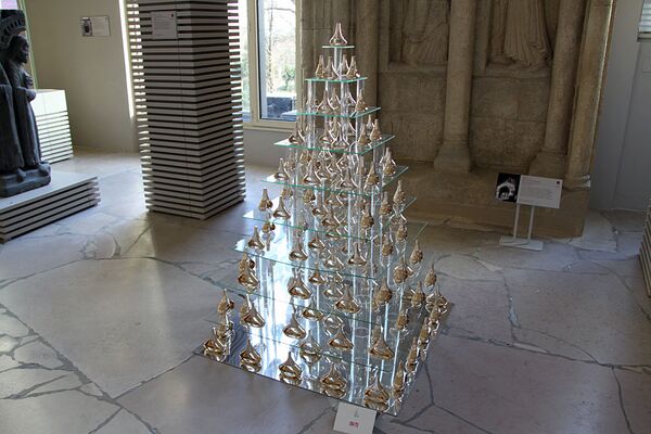 Всемирно известные дизайнеры создали новогодние елки, которые ушли с молотка в Париже