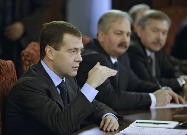 Медведев поздравил судей КС и пообещал повышать авторитет судебной власти