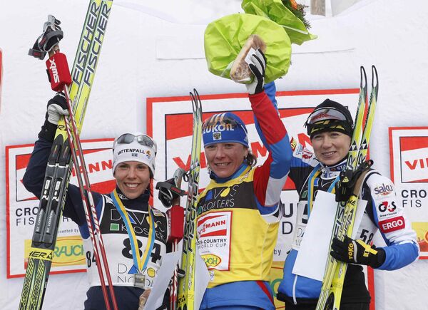 Российская лыжница Ирина Хазова (в центре), шведка Шарлотта Калла (слева) и эстонка Кристина Шмигун (справа)