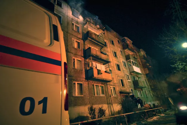 У пятиэтажного дома после взрыва