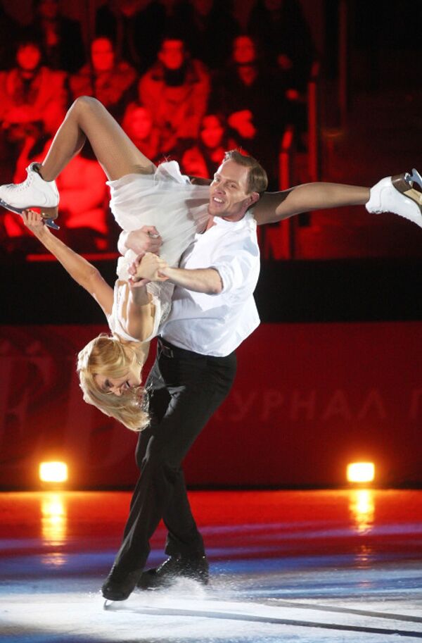 Татьяна Навка и Роман Костомаров во время импровизированного представления на МСА Лужники
