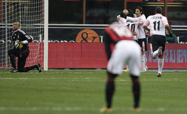 Футболисты Палермо забивают гол в ворота Милана