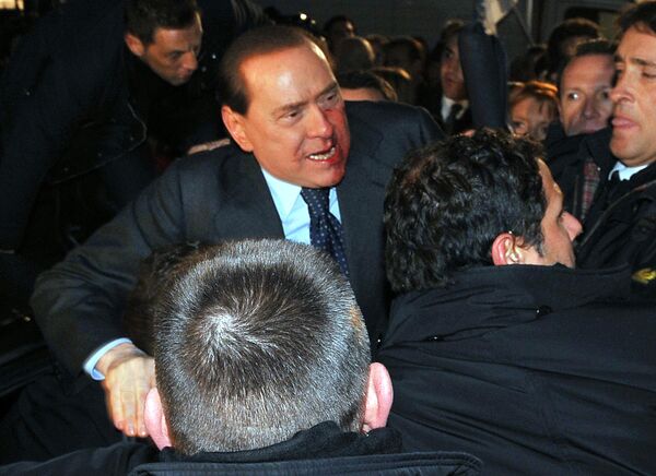 Неизвестный совершил нападение на Сильвио Берлускони в Милане