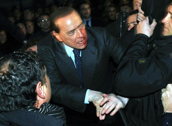 Мужчина с больной психикой сломал Сильвио Берлускони нос и выбил зубы