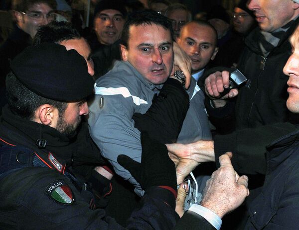 Человек, напавший на премьер-министра Италии Сильвио Берлускони