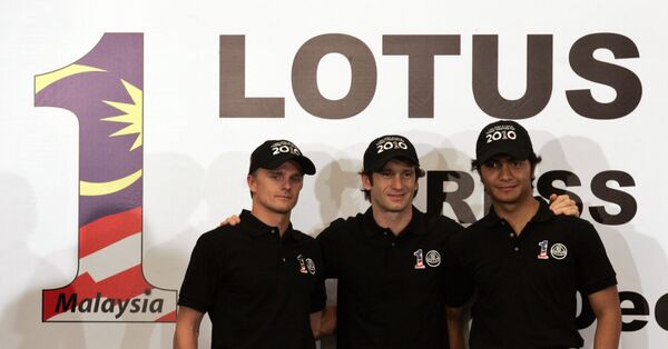 Команда Лотуса: Хейкки Ковалайнен, Ярно Трулли, Файруз Фаузи (слева направо)
