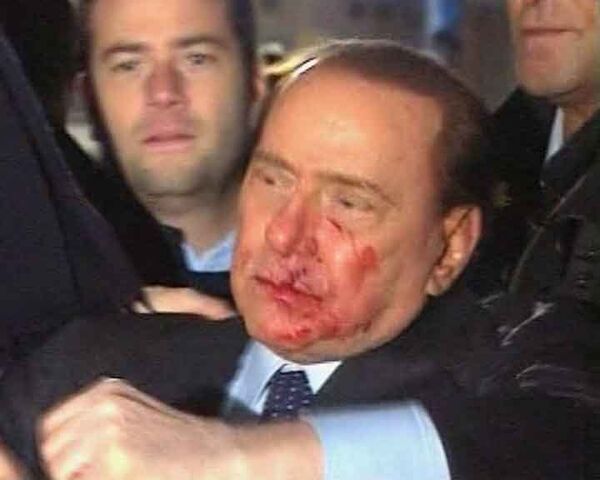 Берлускони сломали нос и выбили зубы. Видео с места событий