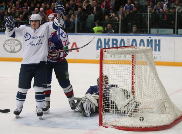 Нападающий Динамо Дмитрий Шитиков (слева на первом плане) забивает шайбу в ворота СКА