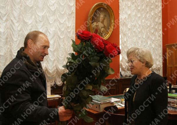 Премьер-министр РФ Владимир Путин поздравил актрису Алису Фрейндлих с юбилеем