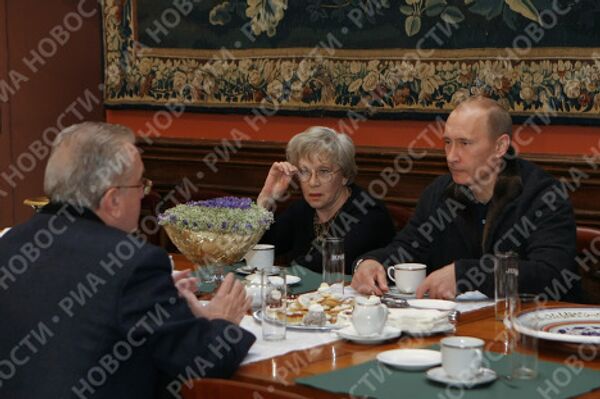 Премьер-министр РФ Владимир Путин поздравил актрису Алису Фрейндлих с юбилеем