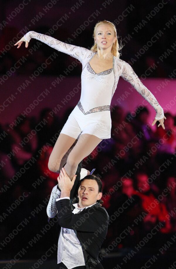 Татьяна Тотьмянина и Максим Маринин во время импровизированного представления на МСА Лужники