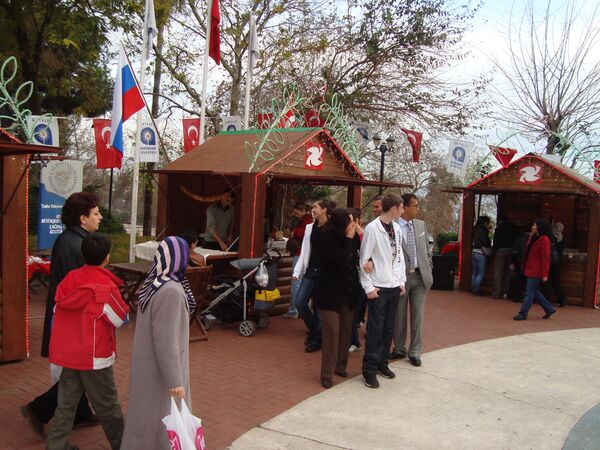 В Анталье открылась турецко-российская новогодняя ярмарка