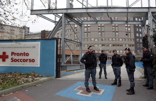 Полиция дежурит у больницы, в которую был госпитализирован Сильвио Берлускони после нападения в Милане