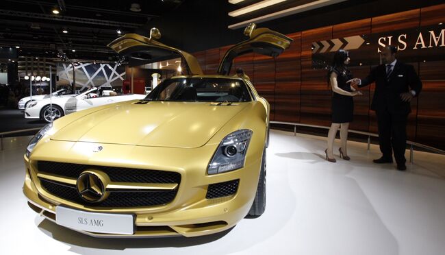 Автомобиль Mercedes SLS AMG на международном автосалоне в Дубае