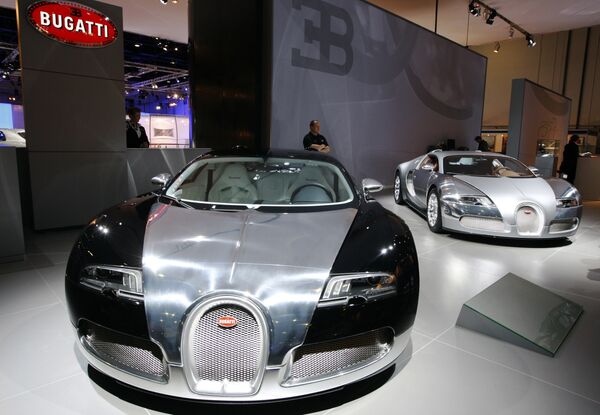 Автомбиль Bugatti Veyron на международном автосалоне в Дубае