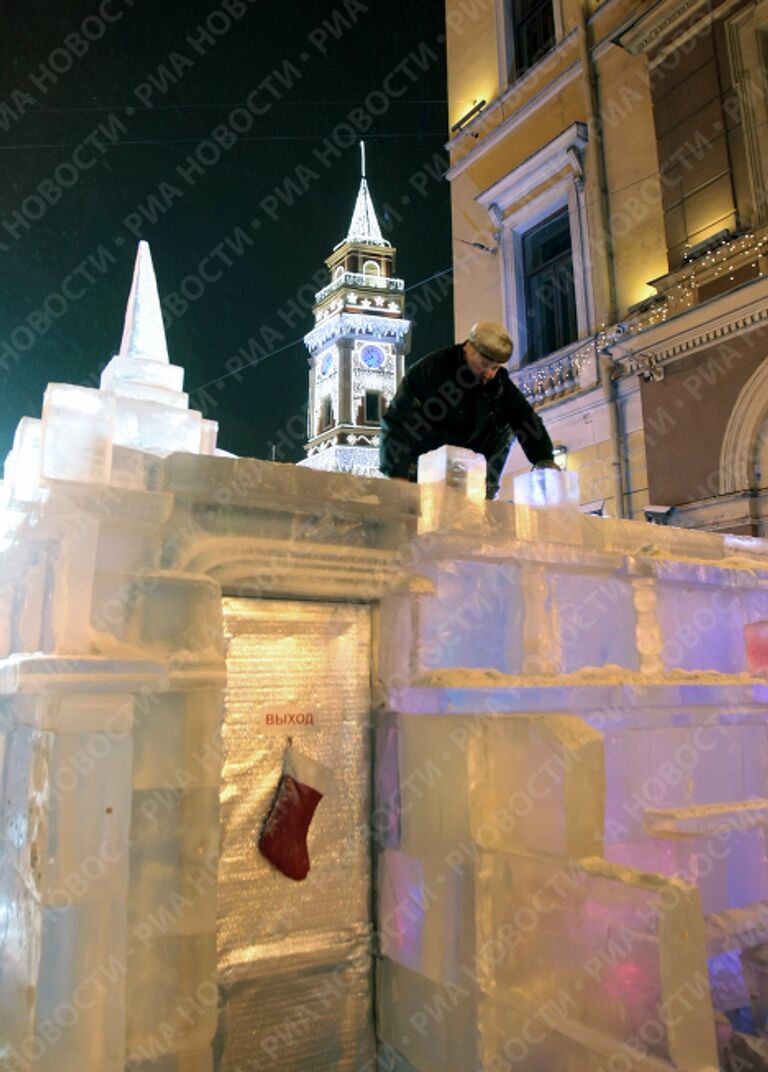 Подготовка к празднованию Нового года идет в Санкт-Петербурге